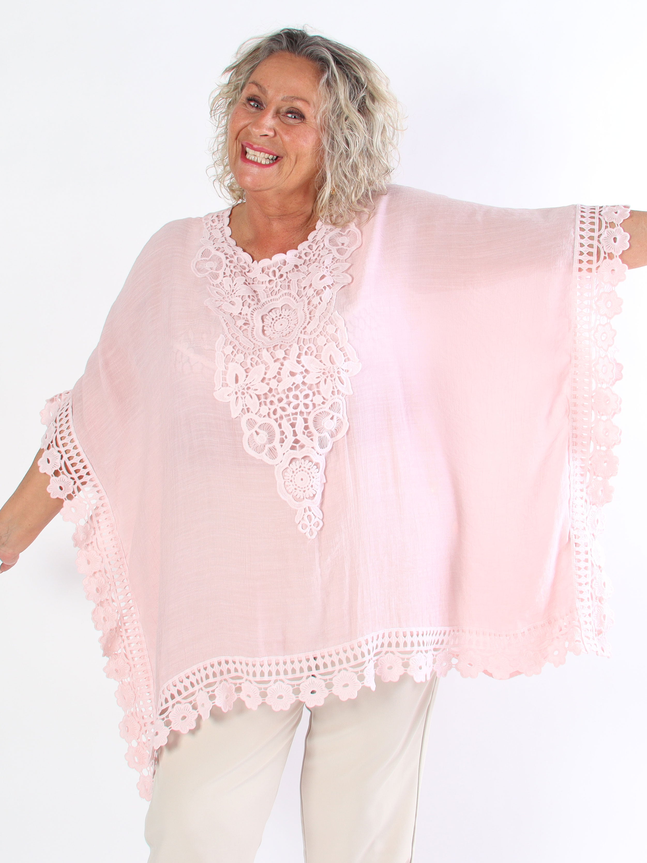 Elena - Blød plus size tunika i bomuld med fine broderinger